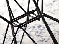 Krzesło MPC ROD RÓŻOWE na czarnej drucianej nodze - charakterystyczne detale