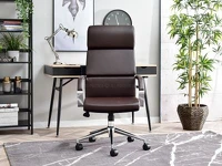Fotel biurowy BOND BRĄZOWY ze skóry z ergonomicznym oparciem - w aranżacji z biurkiem BODEN
