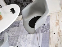 Krzesło z tworzywa z podłokietnikami MPA ROD szare w aranżacji.