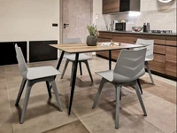 Designerskie krzesło kuchenne HOYA SZARE z tworzywa  - w aranżacji ze stołem ONEKA