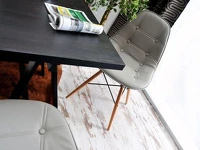 Krzesło tapicerowane MPC WOOD TAP szare - w aranżacji.