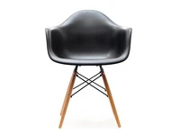 Krzesło z tworzywa MPA WOOD czarne z bukową podstawą - wygląd przodu.